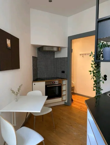 Nachmieter: 2-Zimmer-Altbau mit Dielenboden in ruhiger Lage an der Spree — photo 1